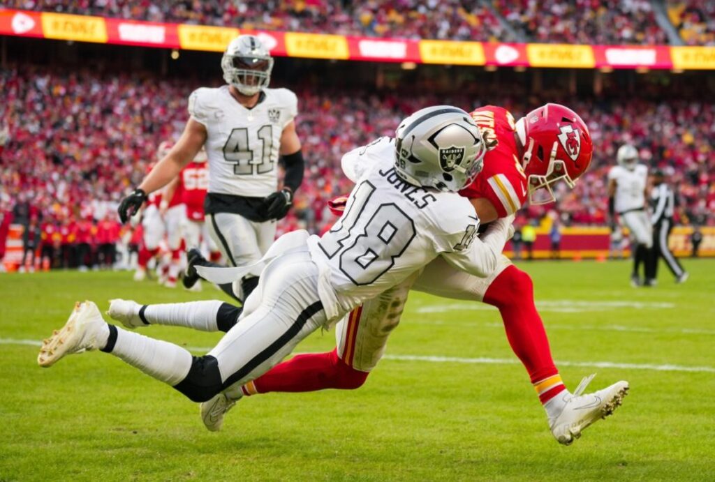 Chiefs se escapan con un apretado triunfo ante los Raiders en el Black Friday