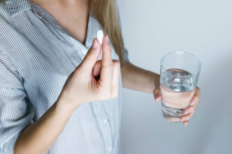 medicamentos resfriado, pastillas vaso de agua