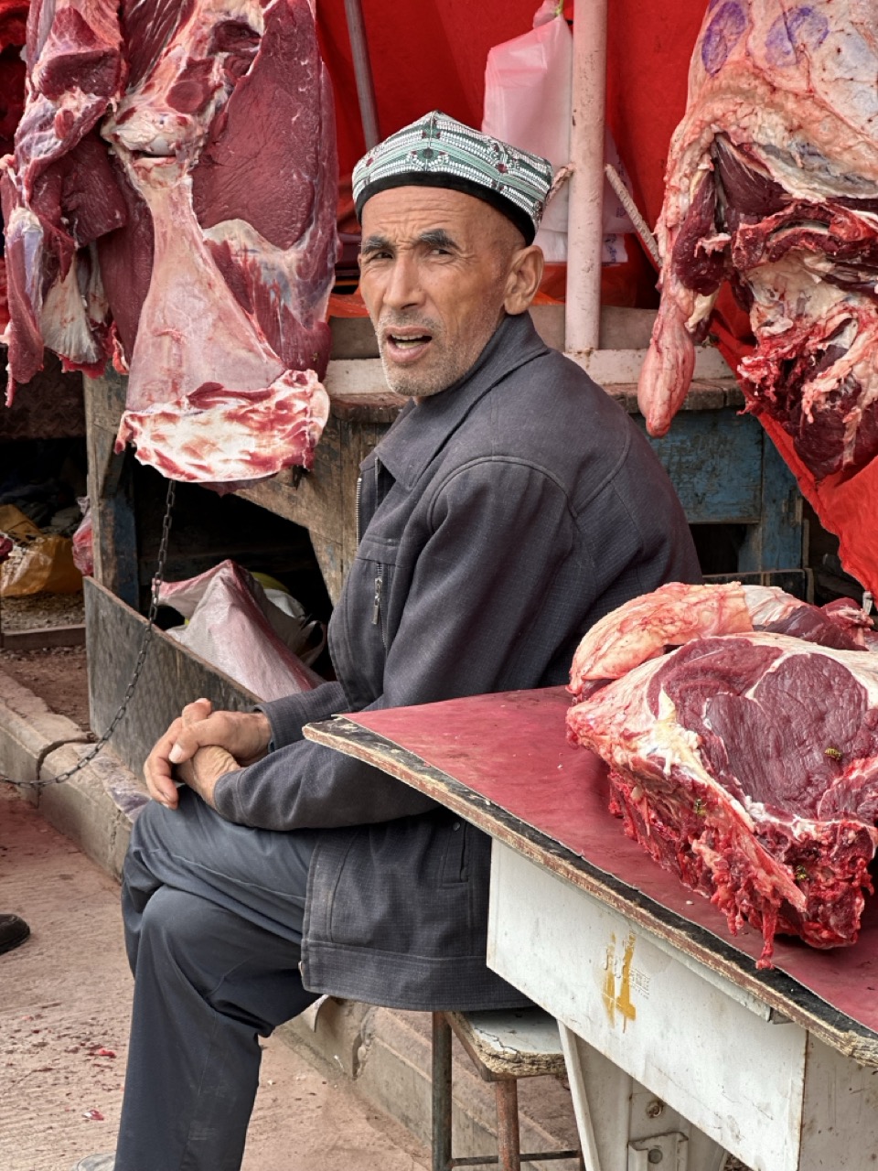 Carnicero en el mercado de los domingos en Kashgar