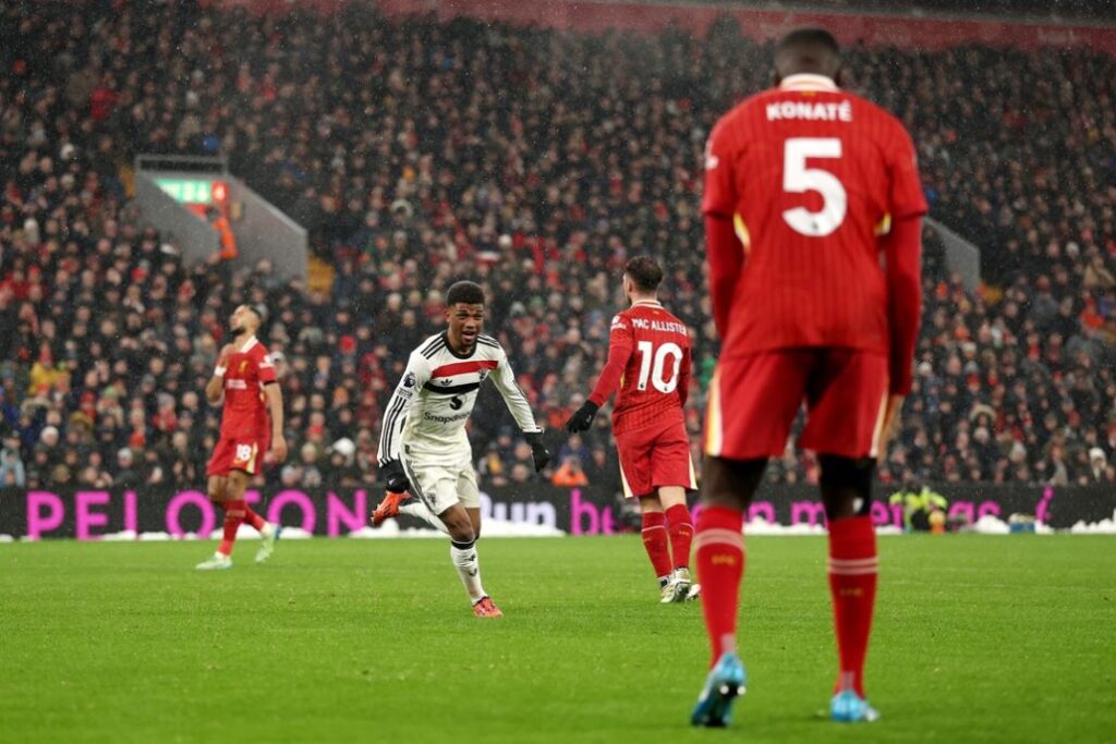 Liverpool y Manchester United firman vibrante empate en el Clásico de Inglaterra