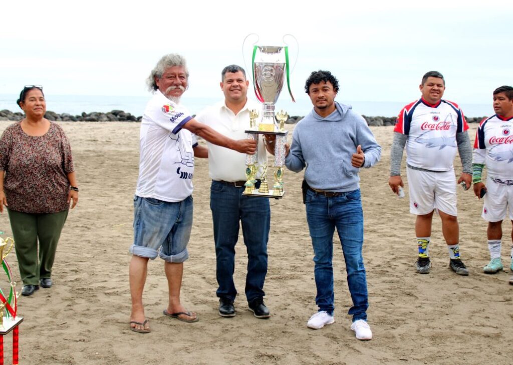 Torneo de Futbol Playero Dominical José Martí realiza ceremonia de premiación