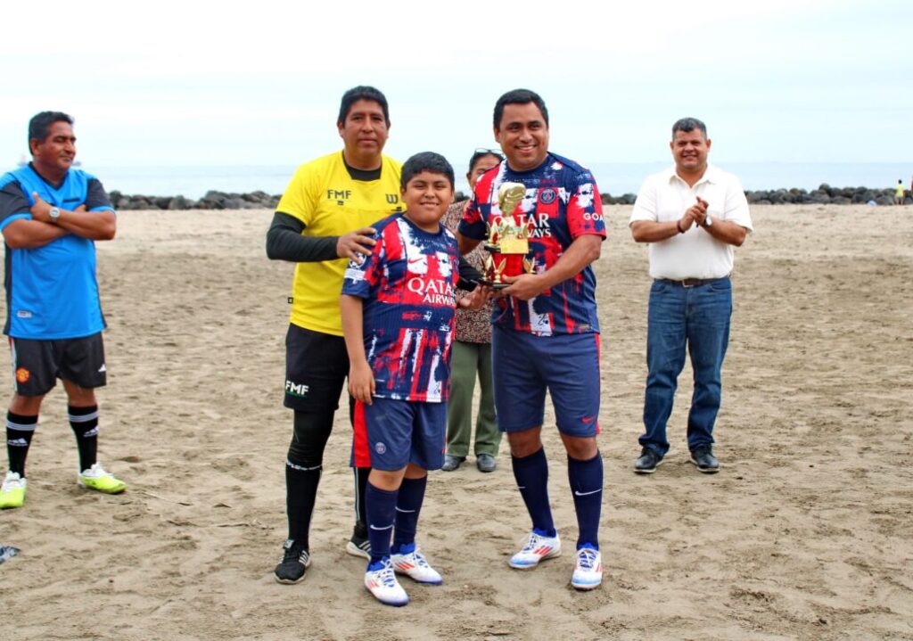 Torneo de Futbol Playero Dominical José Martí realiza ceremonia de premiación