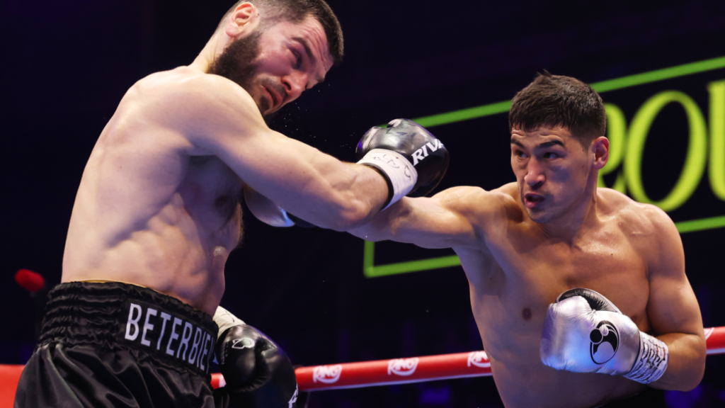 Dmitry Bivol recupera sus cinturones la vencer por decisión mayoritaria a Artur Beterbiev