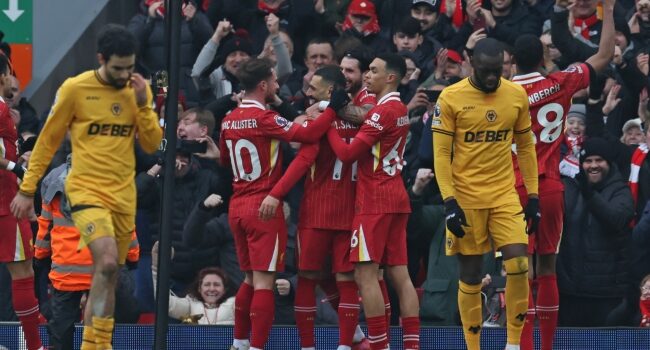 Liverpool vence con sufrimiento a Wolverhampton y mantiene su ventaja sobre Arsenal