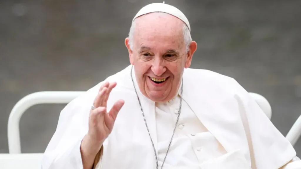 Papa Francisco recibe playera de las Chivas tras visita de una aficionada mexicana