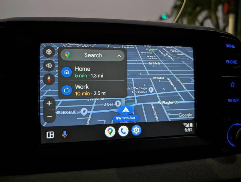 Interfaz de Google Maps en Android Auto.