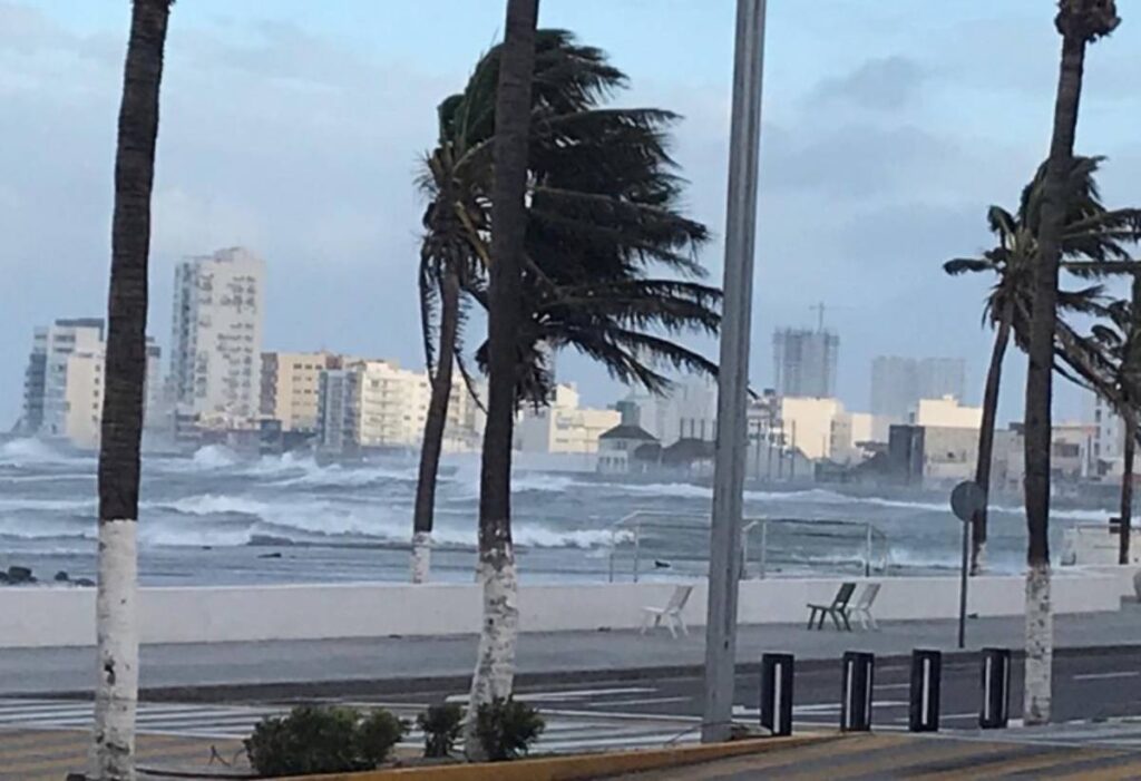 El frente frío 37 ingresó al noroeste del Golfo de México y se espera recorra el litoral del mismo golfo y la Península de Yucatán entre hoy viernes 23 y sábado 24.