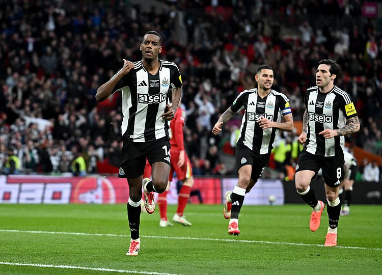 Newcastle gana su primer título en 70 años al vencer a Liverpool en la final de la Carabao Cup