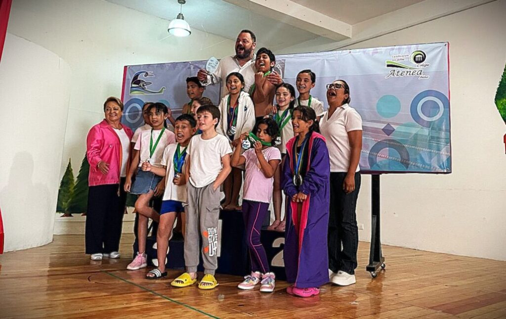 Colegio Atenea gana la primera jornada del Circuito Jarocho de Natación 2025