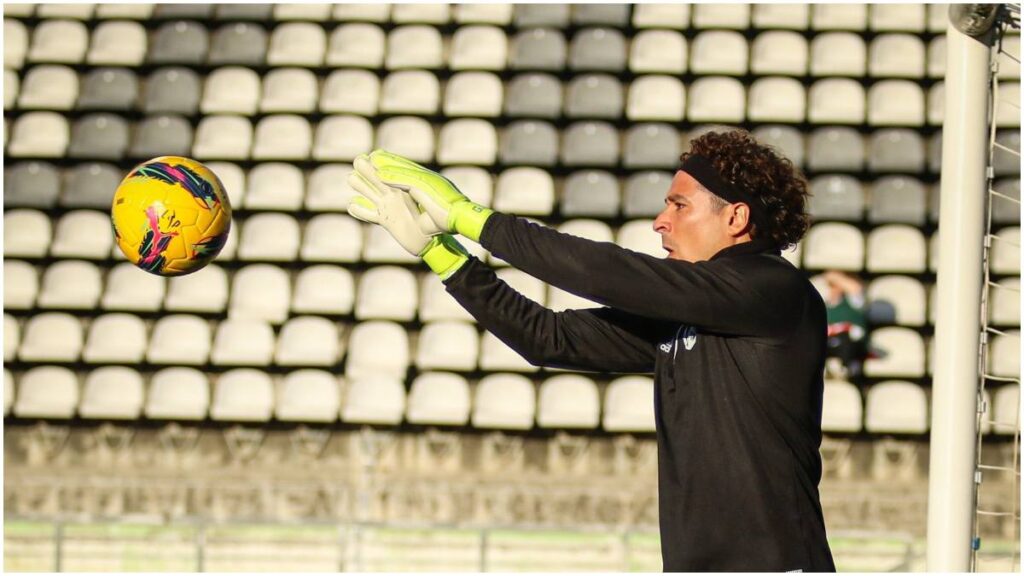 Guillermo Ochoa recibe su gol 500 en Europa en la derrota de AVS ante Arouca