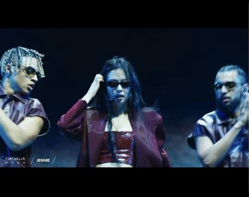 La imagen, capturada del canal de YouTube del Festival de Música y Artes de Coachella Valley, muestra a Jennie, de BLACKPINK, realizando una actuación, el 13 de abril de 2025 (hora local), en el festival, en el Empire Polo Club en California, EE. UU. (Prohibida su reventa y archivo)