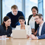 Contar con un software de base de datos de empleados ayuda a las empresas a optimizar su gestión interna, mantener la información segura y mejorar la eficiencia en múltiples áreas.