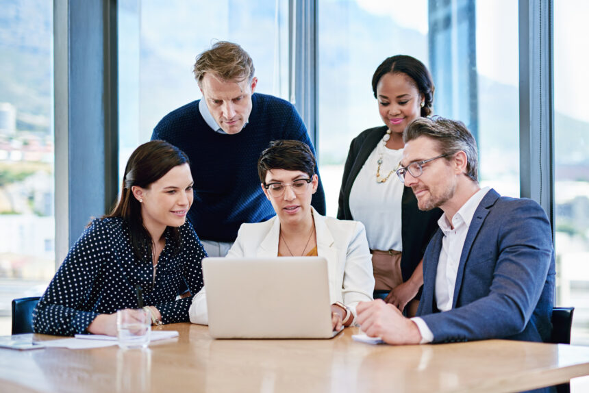 Contar con un software de base de datos de empleados ayuda a las empresas a optimizar su gestión interna, mantener la información segura y mejorar la eficiencia en múltiples áreas.